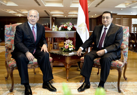 Egyptian President Hosni Mubarak (R) meets with visiting Israeli Prime Minister Benjamin Netanyahu in Sharm el-Sheikh, Egypt's Red Sea resort city, on May 11, 2009. Netanyahu arrived here Monday noon for his first foreign visit since taking office in late March.(Xinhua/Zhang Ning)