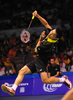 Lee Chong Wei of Malaysia returns the shuttle during the men's singles competition against Chinese Hong Kong's Hu Yun at the 11th Sudirman Cup World Team Badminton Championship in Guangzhou, south China's Guangdong Province, May 11, 2009. (Xinhua/Lu Hanxin) 