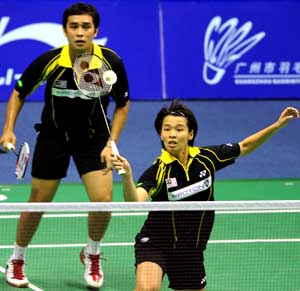 Mohd Fairuzizuan Mohd Tazari/Pei Tty Wong (R) of Malaysia compete during the mixed doubles competition against Chinese Hong Kong's Yohan Hadikusumo Wiratama/Hoi Wah Chau at the 11th Sudirman Cup World Team Badminton Championship in Guangzhou, south China's Guangdong Province, May 11, 2009. (Xinhua/Li Gang) 