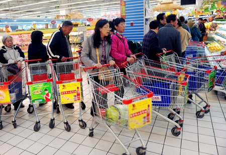 People queue at a supermarket in Qingdao, east China's Shandong Province April 16, 2009.[Xinhua]