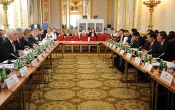 Chinese Vice Premier Wang Qishan (R1) and British Chancellor of the Exchequer Alistair Darling (L1) co-chair the second China-Britain Economic and Financial Dialog at Lancaster House in London May 11, 2009. [Zeng Yi/Xinhua] 