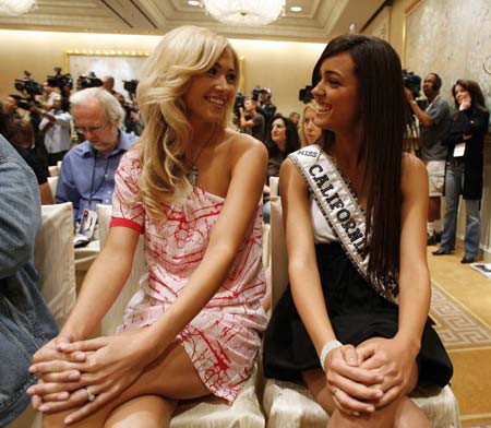 Tami Farrell (L), first runner-up to Miss California USA 2009, and Chelsea Gilligan, Miss California Teen USA 2009, attend a news conference in Beverly Hills, California May 11, 2009. 