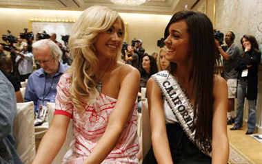 Tami Farrell (L), first runner-up to Miss California USA 2009, and Chelsea Gilligan, Miss California Teen USA 2009, attend a news conference in Beverly Hills, California May 11, 2009.