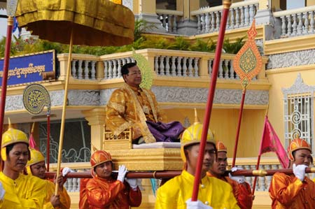 President of the Cambodian Supreme Court Dith Munty sits on a litter during the annual royal ploughing ceremony in Phnom Pehn, capital of Cambodia, on May 12, 2009. The ceremony is an ancient royal rite of Cambodia to mark the traditional beginning of the rice-growing season and wish for a better harvest in the year. [Xinhua]