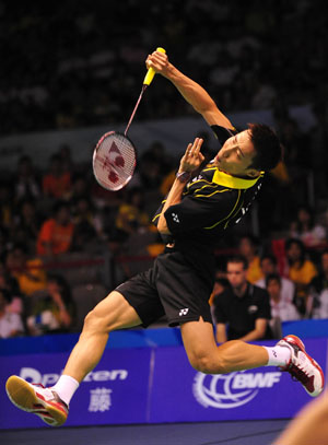 Lee Chong Wei of Malaysia returns the shuttle during the men's singles competition against Chinese Hong Kong's Hu Yun at the 11th Sudirman Cup World Team Badminton Championship in Guangzhou, south China's Guangdong Province, May 11, 2009. [Xinhua]