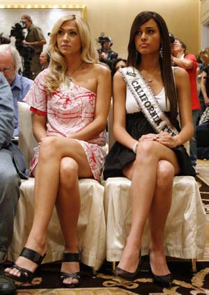 Tami Farrell (L), first runner-up to Miss California USA 2009, and Chelsea Gilligan, Miss California Teen USA 2009, attend a news conference in Beverly Hills, California May 11, 2009. Frustrated pageant officials on Monday appointed Farrell to fill-in for Carrie Prejean - the Christian beauty queen who risks losing her title after setting off a firestorm with her candid opposition to gay marriage and a topless photo shoot.[Xinhua/Reuters]