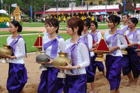  Maids of honor sow rice seeds during the annual royal ploughing ceremony in Phnom Pehn, capital of Cambodia, on May 12, 2009. The ceremony is an ancient royal rite of Cambodia to mark the traditional beginning of the rice-growing season and wish for a better harvest in the year. [Lei Baisong/Xinhua]