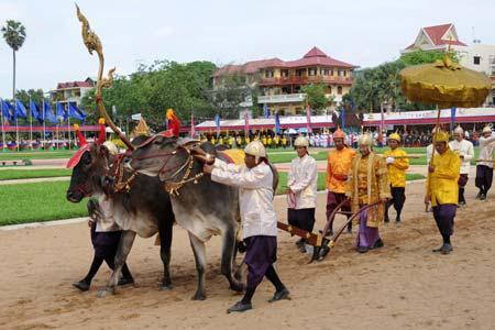 President of the Cambodian Supreme Court Dith Munty ploughs during the annual royal ploughing ceremony in Phnom Pehn, capital of Cambodia, on May 12, 2009. The ceremony is an ancient royal rite of Cambodia to mark the traditional beginning of the rice-growing season and wish for a better harvest in the year. [Lei Baisong/Xinhua]