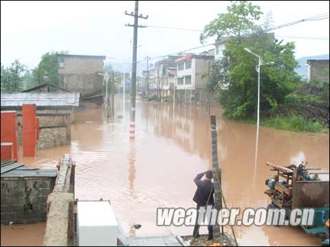 Photo taken on May 12 shows the torrential rainstorms destroyed roads in the mountainous Enshi Tujia and Miao Autonomous Prefecture, Hubei Province. 