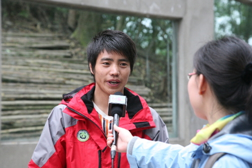 Photo taken on April 28, 2009 shows Yang Jie, a panda keeper, is interviewed by China.org.cn at Bifengxia Base in Ya'an City, Sichuan Province. [China.org.cn] 