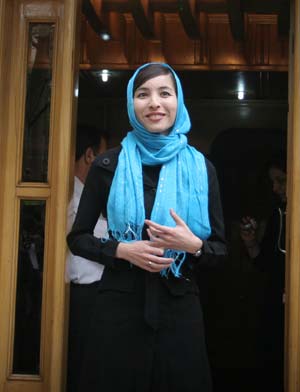 United States reporter Roxana Saberi meets the press outside her home in Tehran, Iran, May 12, 2009. Saberi was released from prison on May 11 after an Iranian court reduced her initial eight-year prison term, delivered on charges of spying for the United States, to a two-year suspended sentence. (Xinhua/Ahmad Halabisaz)
