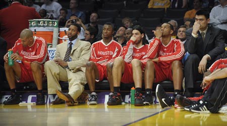 Yao Ming (R1), Luis Scola (R3), Tracy McGrady (L2) and Shane Battier(L1) of the Houston Rockets sit on the bench in Game 5 of the NBA Western Conference semi-final basketball playoff game against the Los Angeles Lakers in Los Angeles, May 12, 2009. Rockets lost 78-118. (Xinhua/Qi Heng) 
