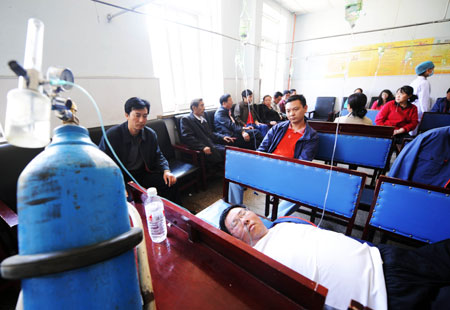 Sick people receive treatment in a hospital in Jilin City, northeast China's Jilin province, May 13, 2009. More than 160 people had been hospitalized on Wednesday after exposure to unclear gas in Jilin province and investigation into the event had been launched, said the local authorities. (Xinhua/Wang Haofei)