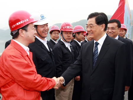  Chinese President Hu Jintao and vice Premier Li Keqiang meet with construction workers of the highway project from Dujiangyan to Yingxiu in southwest China's Sichuan province. Hu Jintao and Li Keqiang visited the reconstruction projects in the quake-hit places in southwest China's Sichuan province on May 11 and May 12, 2009. (Xinhua/Ju Peng) 