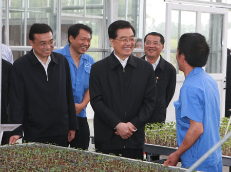 Chinese President Hu Jintao visits the Hi-tech-Agri. demonstration garden in Dujiangyan, southwest China's Sichuan province. Chinese President Hu Jintao and vice Premier Li Keqiang visited the reconstruction projects in the quake-hit places in southwest China's Sichuan province on May 11 and May 12, 2009. (Xinhua/Ju Peng 