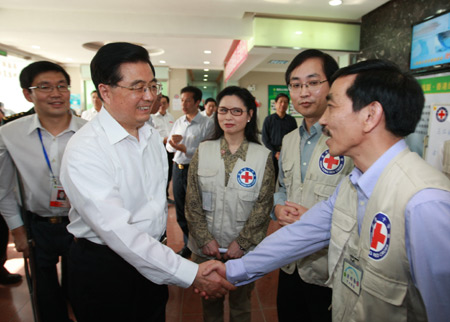 Chinese President Hu Jintao meets medical personnel from Hong Kong SAR in a rehabilitation center in Deyang, southwest China's Sichuan province. Hu Jintao visited the reconstruction projects in the quake-hit places in southwest China's Sichuan province on May 11 and May 12, 2009. (Xinhua/Ju Peng) 