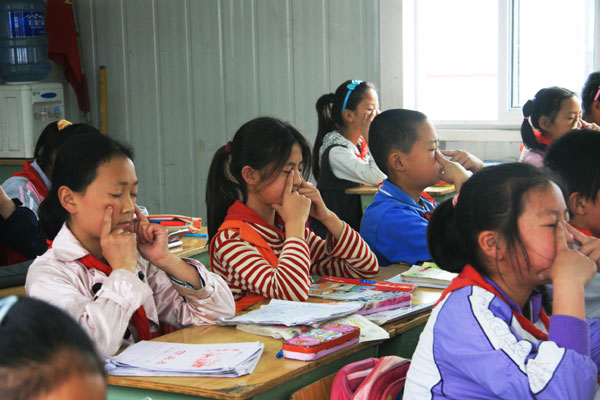 Children in Hanzhong School are doing eye exercises. [Photo:CRIENGLISH.com]