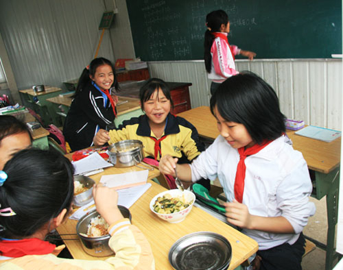 Children in Hanzhong School enjoy their lunch break. [Photo:CRIENGLISH.com]