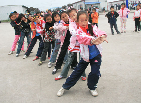 Children in Hanzhong School are playing games during their class break. [Photo:CRIENGLISH.com] 