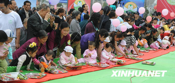 Babies grab lots at a school in Shifang city, southwest China's Sichuan Province, May 13, 2009. 