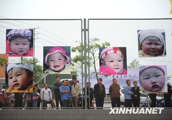 People attend a vocational inclination test ceremony for the 'earthquake babies 'at a school in Shifang city, southwest China's Sichuan Province, May 13, 2009. 