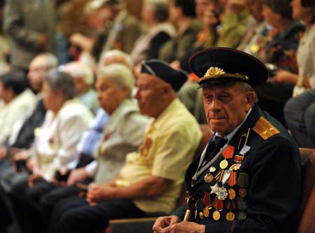 World War Two veterans attend a special Knesset session marking the 64th anniversary of the victory over Nazi Germany in Jerusalem, May 13, 2009. [Xinhua]