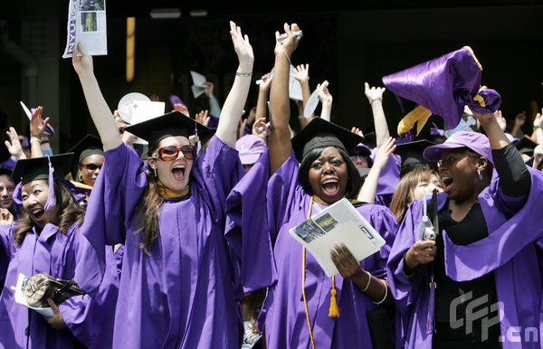 Students celebrate upon the conclusion of New York University's graduation ceremony held at Yankee Stadium on May 13, 2009 in New York.[CFP]