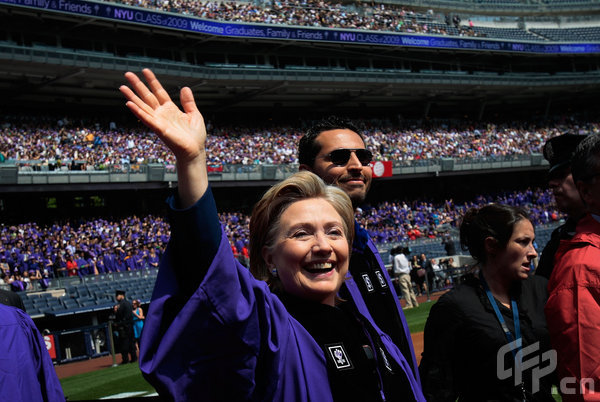 U.S. Secretary of State Hillary Rodham Clinton waves as she arrives at the 177th commencement exercises for New York University (NYU) at Yankee Stadium May 13, 2009 in the Bronx borough of New York City. Clinton recieved an honorary degree and addressed the graduates about public service and their future in a changing world. [CFP]