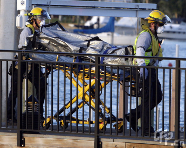 Firefighters remove one of the bodies from the U.S. Coast Guard boat in Riveria Beach, Florida, Wednesday, May 13, 2009. A boat sunk off the Florida Coast last resulting in several deaths, but also survivors.[CFP]