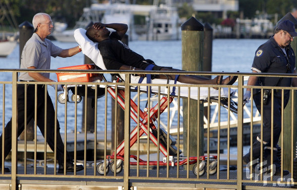 A survivor is tranported from the U.S. Coast Guard boat that help recover several victims and bodies from a boat that capsized off the Florida, May 13, 2009.[CFP] 