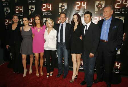 Cast members of '24' (L-R) Cherry Jones, Sprague Grayden, Mary Lynn Rajskub, Elisha Cuthbert, Keifer Sutherland, Annie Wersching, and Jon Voight pose at a screening of the season finale of Fox television drama series '24' season seven in Los Angeles,California May 12, 2009. [Xinhua/Reuters]