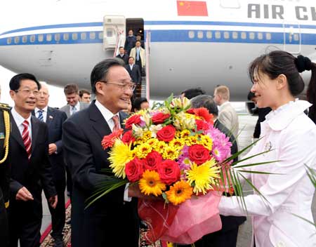  Wu Bangguo (L front), chairman of the Standing Committee of the National People's Congress (NPC) of China, is greeted upon his arrival in Moscow, capital of Russia, May 13, 2009. (Xinhua/Li Tao)