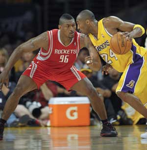 Kobe Bryant (R) of the Los Angeles Lakers drives the ball while Ron Artest of the Houston Rockets defends in Game 5 of the NBA Western Conference semi-final basketball playoff game in Los Angeles, May 12, 2009. Lakers won 118-78. (Xinhua/Qi Heng)