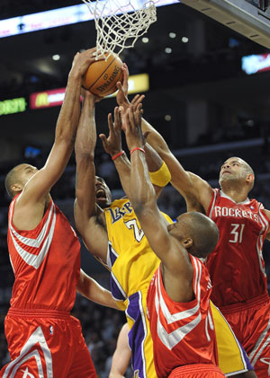 Kobe Bryant (L2) of the Los Angeles Lakers breaks through in Game 5 of the NBA Western Conference semi-final basketball playoff game against the Houston Rockets in Los Angeles, May 12, 2009. Lakers won 118-78. (Xinhua/Qi Heng) 