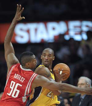 Kobe Bryant (R) of the Los Angeles Lakers holds the ball as Ron Artest of the Houston Rockets defends in Game 5 of the NBA Western Conference semi-final basketball playoff game in Los Angeles, May 12, 2009. Lakers won 118-78. (Xinhua/Qi Heng)