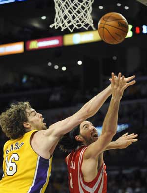 Pau Gasol (L) of the Los Angeles Lakers defends Luis Scola of the Houston Rockets in Game 5 of the NBA Western Conference semi-final basketball playoff game in Los Angeles, May 12, 2009. Lakers won 118-78. (Xinhua/Qi Heng) 