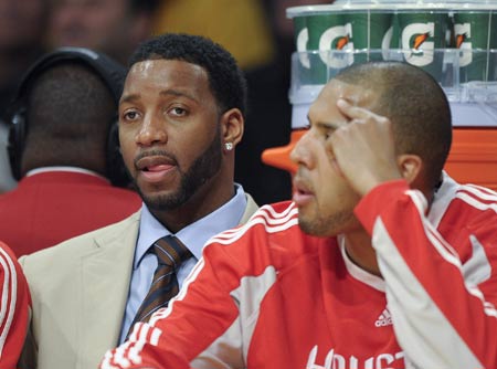 Tracy McGrady (L) of the Houston Rockets sits on the bench in Game 5 of the NBA Western Conference semi-final basketball playoff game against the Los Angeles Lakers in Los Angeles, May 12, 2009. Rockets lost 78-118. (Xinhua/Qi Heng) 