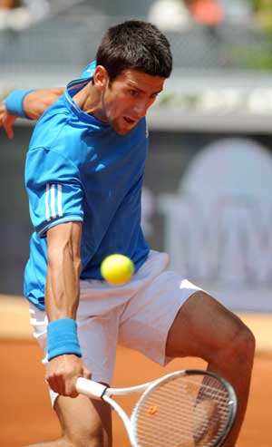 Novak Djokovic of Serbia returns the ball during the men's singles 2nd round match against Oscar Hernandez of Spain at the Madrid Open tennis tournament in Madrid, Spain, May 13, 2009. Djokovic won the match 2-0, and advanced into the next round. (Xinhua/Chen Haitong)
