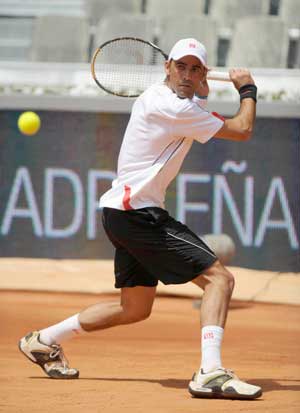 Oscar Hernandez of Spain returns the ball during the men's singles 2nd round match against Novak Djokovic of Serbia at the Madrid Open tennis tournament in Madrid, Spain, May 13, 2009. Hernandez lost the match 0-2. (Xinhua/Chen Haitong)