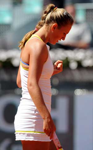  Victoria Azarenka of Belarus celebrates one point during the women's singles 2nd round match against Peng Shuai of China at the Madrid Open tennis tournament in Madrid, Spain, May 13, 2009. Azarenka won the match 2-0. (Xinhua/Chen Haitong)