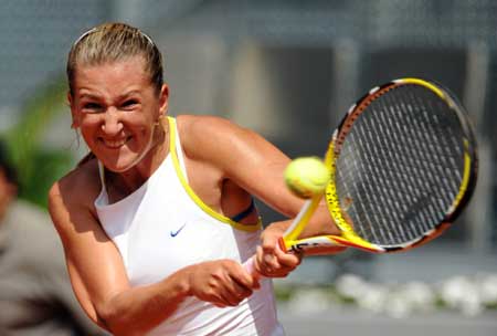 Victoria Azarenka of Belarus returns the ball during the women's singles 2nd round match against Peng Shuai of China at the Madrid Open tennis tournament in Madrid, Spain, May 13, 2009. Azarenka won the match 2-0. (Xinhua/Chen Haitong)