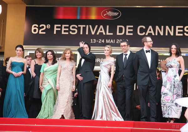 Feature film jury members pose at the opening ceremony of the 62nd Cannes International Film Festival in Cannes, France on May 13, 2009.