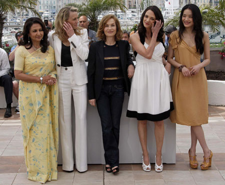 Jury members of the 62nd Cannes Film Festival stand with jury president and French actress Isabelle Huppert (C) during a photocall at the 62nd Cannes Film Festival May 13, 2009. Jury members are (from L-R): Bollywood actress Sharmila Tagore, U.S. actress Robin Wright Penn, Italian actress Asia Argento and Taiwan actress Shu Qi. The 62nd Cannes film festival opens on Wednesday and 20 films compete for the prestigious Palme d&apos;Or which will be awarded on May 24.