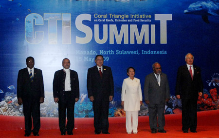 Leaders of the 6 Coral Triangle countries have a group photo taken before the Coral Triangle Initiative (CTI) Summit in Manaco, North Sulawesi, Indonesia, May 15, 2009. [Yue Yuewei/Xinhua] 