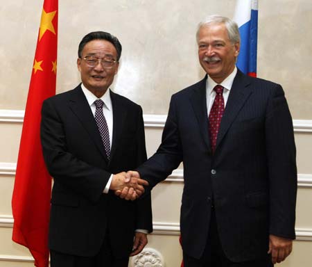 Wu Bangguo (L), chairman of the Standing Committee of China's National People's Congress (NPC), meets with Russia's State Duma Chairman Boris Gryzlov in Moscow, Russia, May 14, 2009. (Xinhua/Li Tao)