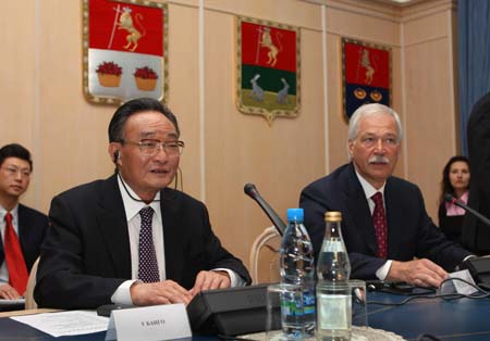 Wu Bangguo (L), chairman of the Standing Committee of China's National People's Congress (NPC), and Russia's State Duma Chairman Boris Gryzlov attend the third meeting of the cooperation committee between NPC and the Russian State Duma in Moscow, Russia, May 14, 2009. (Xinhua/Li Tao)