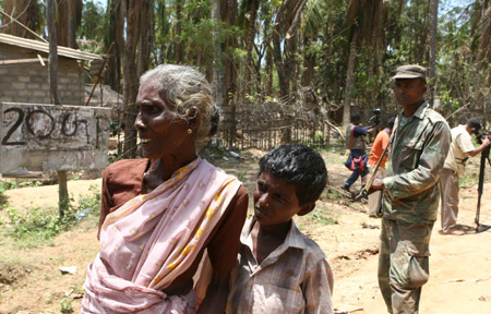 Tamil civilians flee to government controlled areas from Tamil Tiger rebels' last territory in Puthukkudiyiruppu, northern Sri Lanka, April 24, 2009. (Xinhua/Chen Zhanjie)