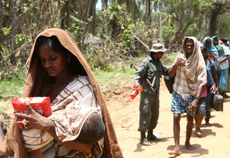 Tamil civilians flee to government controlled areas from Tamil Tiger rebels' last territory in Puthukkudiyiruppu, northern Sri Lanka, April 24, 2009. Thousands of civilians fled to government controlled areas from Liberation Tigers of Tamil Eelam (LTTE) rebels' last territory amid the military's final onslaught on the rebels since Monday. The international community called on the two sides to avoid a bloodbath for the sake of innocent civilians.(Xinhua/Chen Zhanjie)