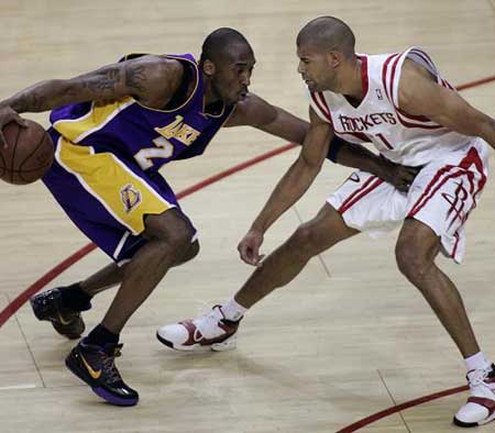 Los Angeles Lakers' Kobe Bryant (24) drives to the basket as Houston Rockets' Shane Battier defends during the first half of Game 6 of their NBA Western Conference playoffs basketball series Thursday, May 14, 2009 in Houston. Rockets pushed the top-seeded Lakers to the brink in their Western Conference semifinal series with a 95-80 win in Game 6 on Thursday night. (Xinhua/Reuters Photo) 