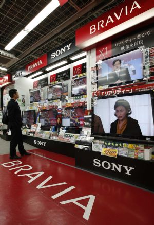 Sony's TV sets are displayed at an electronic shop in Tokyo May 14, 2009. Sony Corp promised on Thursday to halve this year's losses, but the electronics to entertainment giant's better-than-expected outlook offered little solace to markets vexed by glum U.S. retail sales.